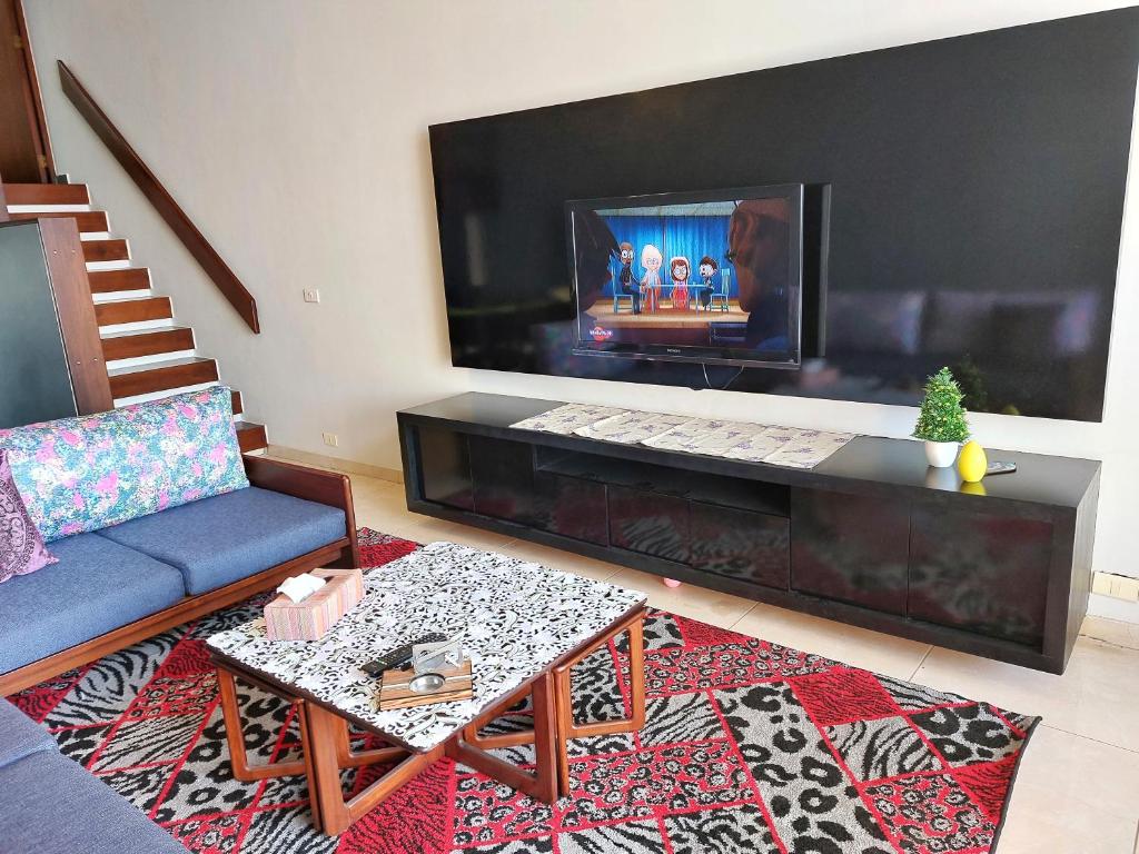 TV a/nebo společenská místnost v ubytování Rita's Duplex Chalet in Manar Jounieh Resort