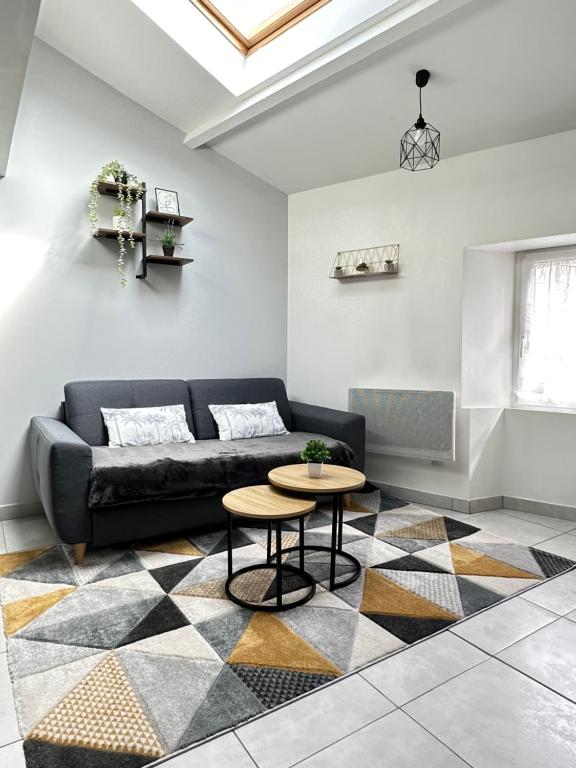 Posezení v ubytování Charmant Duplex en Centre-ville Proche du Puy-du-fouu