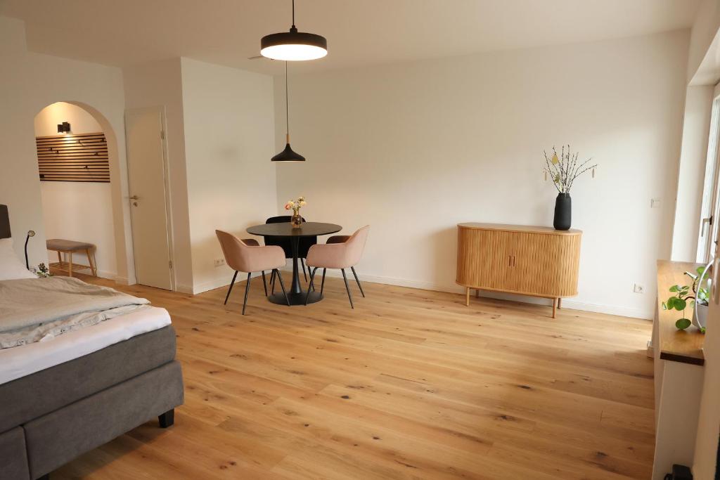 una camera da letto con tavolo e sedie di Apartment am Knochenbach a Detmold