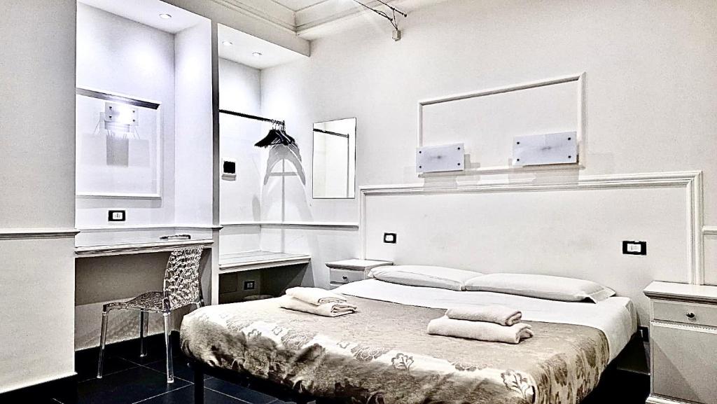 1 dormitorio con 1 cama con 2 toallas en Palace Rome, en Roma