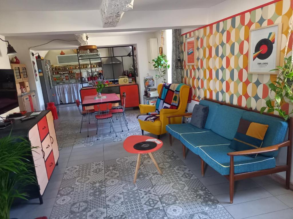 soggiorno con mobili colorati e tavolo di La maison de vos vacances a Claret