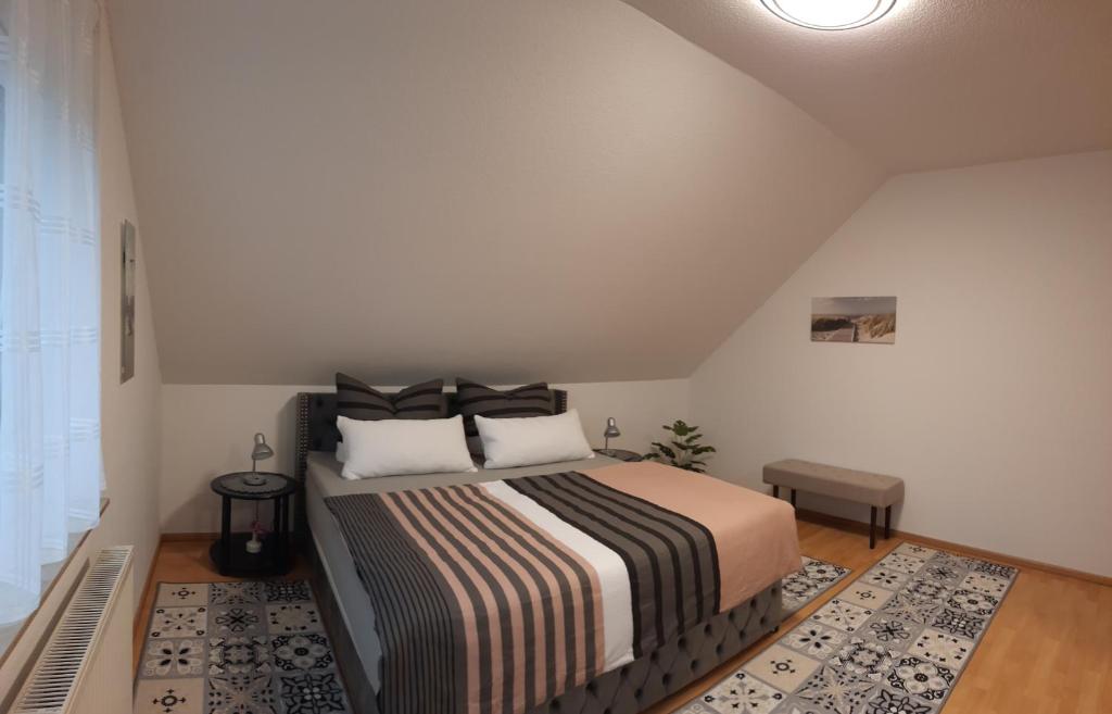 een slaapkamer met een groot bed met 2 kussens bij Ferienwohnung Seeblick in Neu Schloen