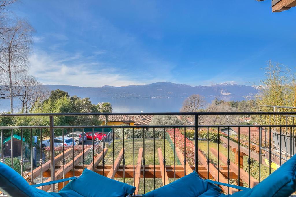 einen Balkon mit Blick auf das Wasser und die Berge in der Unterkunft La Brezza Del Lago Maggiore with view - Happy Rentals in Laveno-Mombello