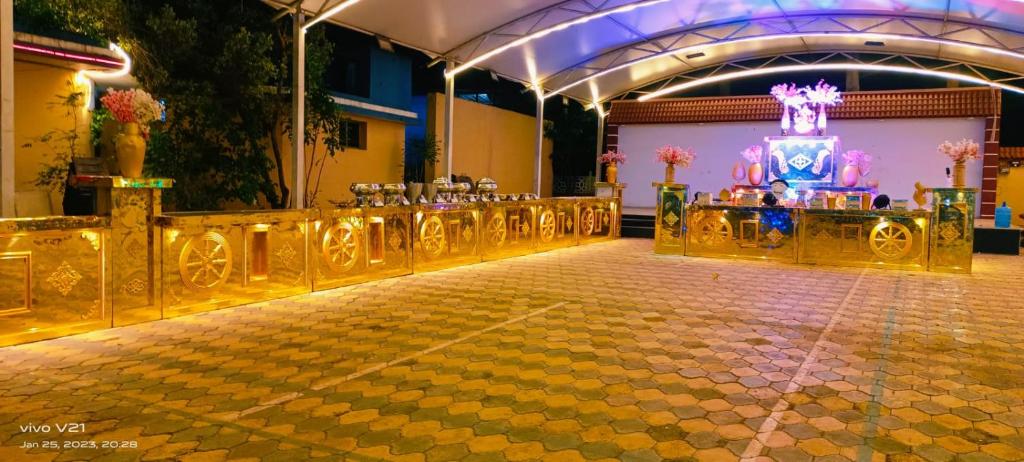 um salão de banquetes com uma mesa no meio em JVS BEAUTY GREEN RESORT em Venkatāpur