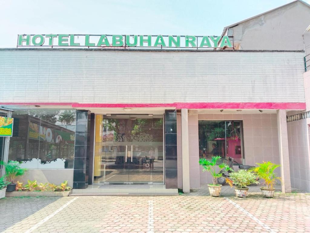um edifício com uma placa que lê Hotel la Quintaulum em Hotel Labuhan Raya em Medan
