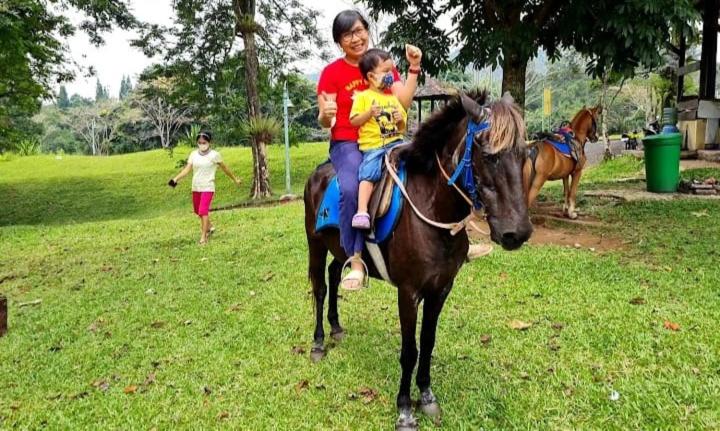 a couple of children riding on a horse at Villa family Montana 3 in Cicadas