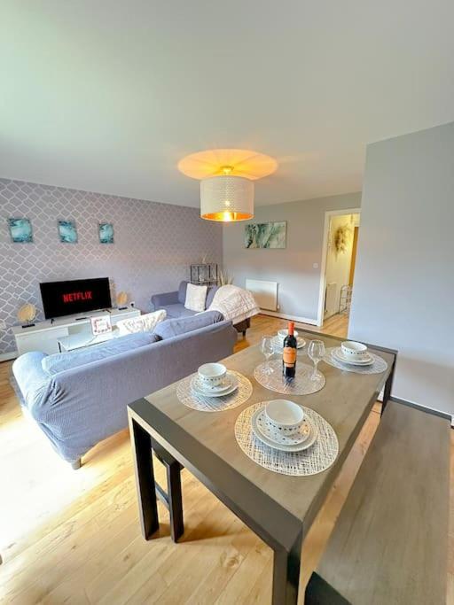 uma sala de estar com uma mesa e um sofá em Luxury 3 Bedroom House With FREE Parking em Dinnington