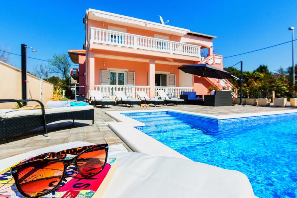Bazén v ubytovaní Family Friendly Pool House Ana - Happy Rentals alebo v jeho blízkosti
