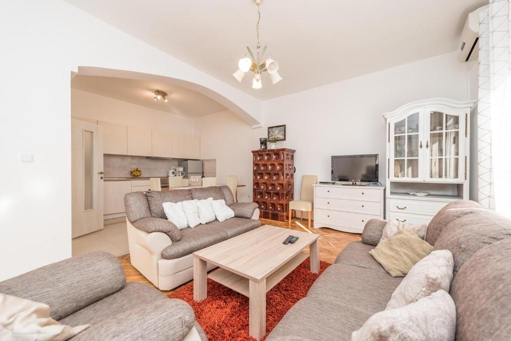 Televízia a/alebo spoločenská miestnosť v ubytovaní Family Friendly Pool House Ana - Happy Rentals