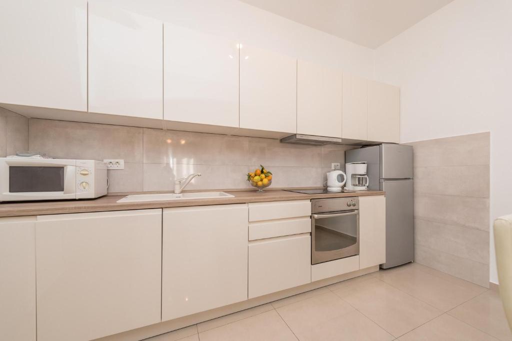 Kuchyňa alebo kuchynka v ubytovaní Family Friendly Pool House Ana - Happy Rentals