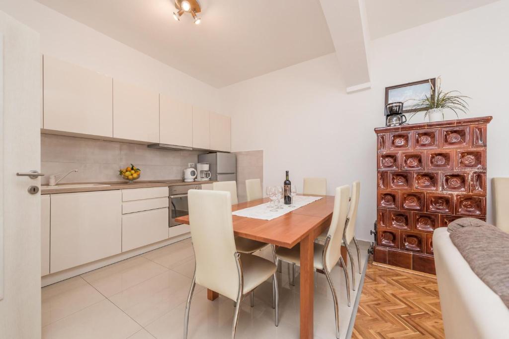Kuchyňa alebo kuchynka v ubytovaní Family Friendly Pool House Ana - Happy Rentals