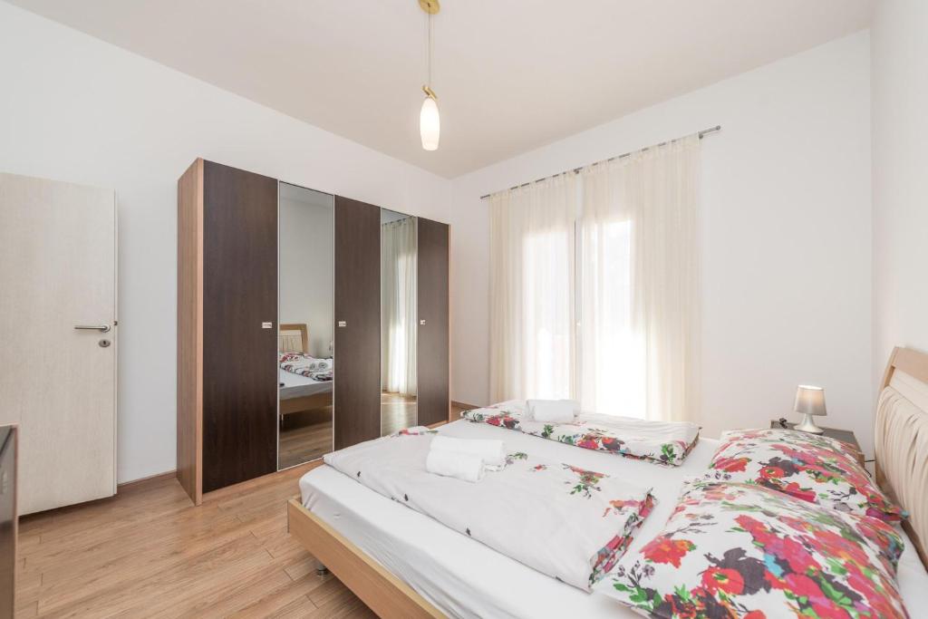 Posteľ alebo postele v izbe v ubytovaní Family Friendly Pool House Ana - Happy Rentals