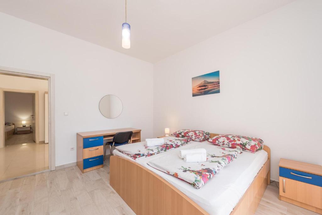 Posteľ alebo postele v izbe v ubytovaní Family Friendly Pool House Ana - Happy Rentals