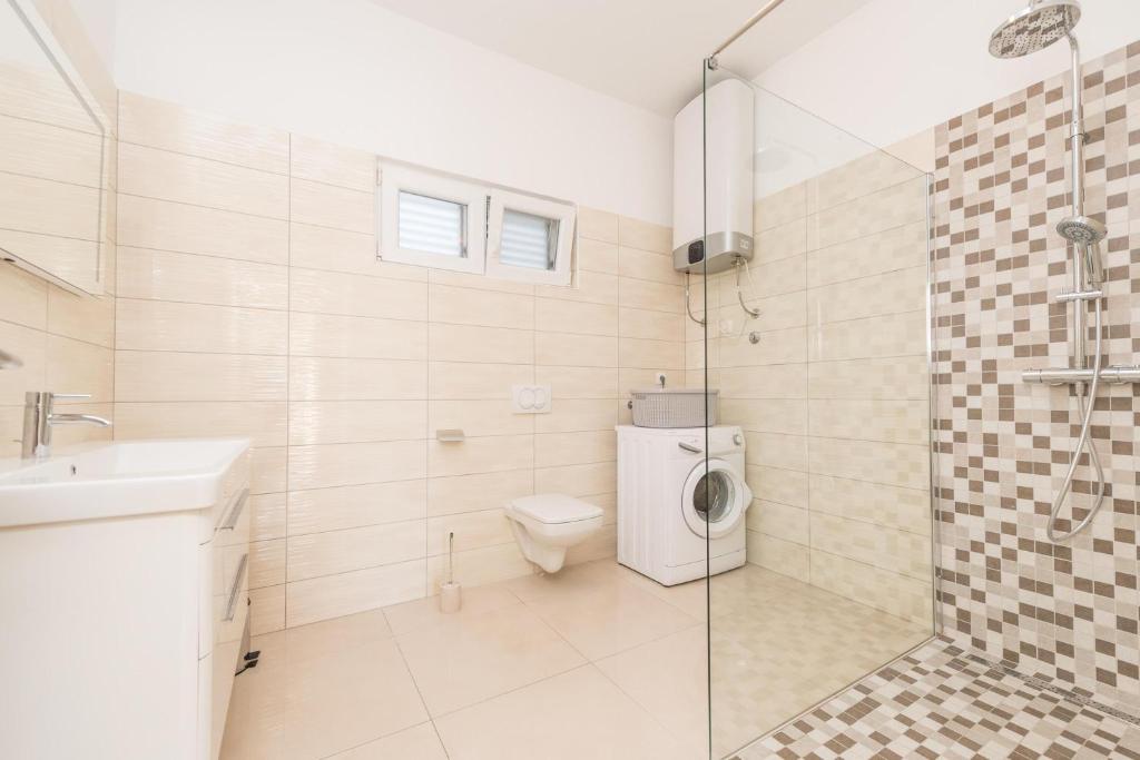 Kúpeľňa v ubytovaní Family Friendly Pool House Ana - Happy Rentals