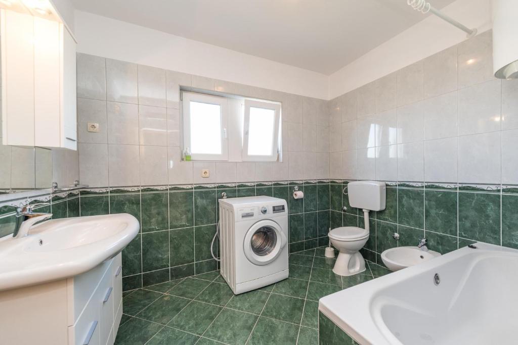 Kúpeľňa v ubytovaní Family Friendly Pool House Ana - Happy Rentals