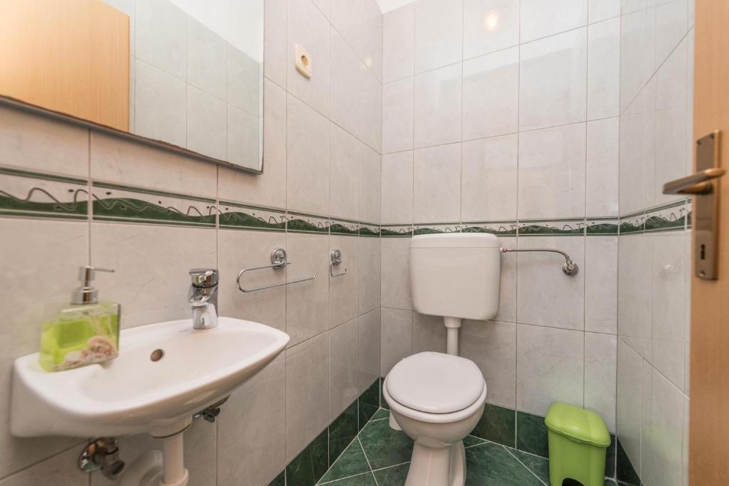 Kúpeľňa v ubytovaní Family Friendly Pool House Ana - Happy Rentals