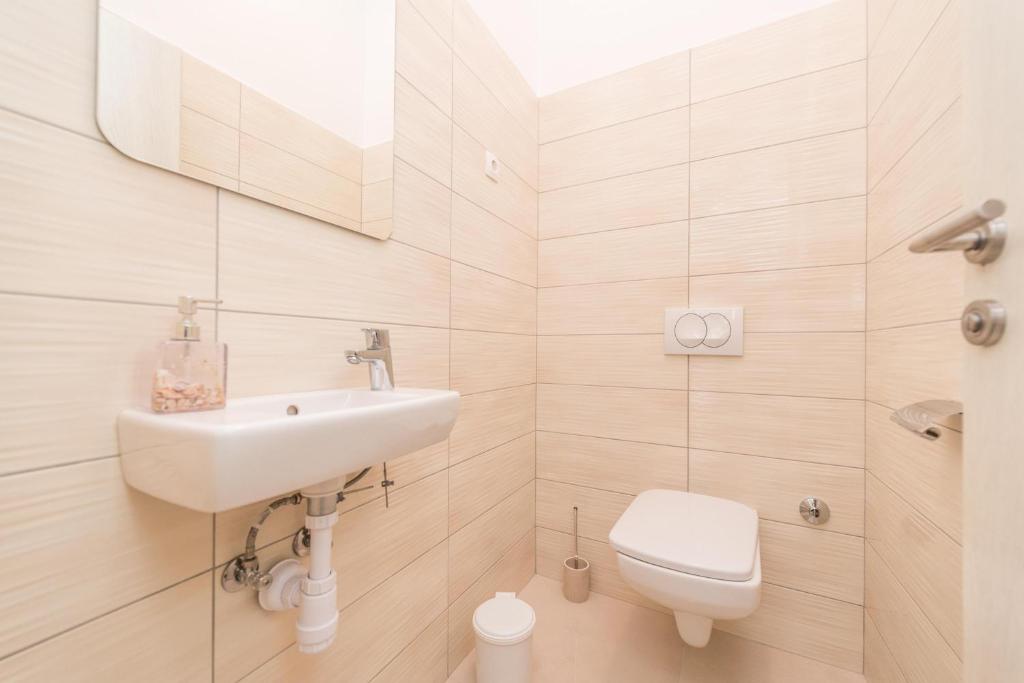 Kúpeľňa v ubytovaní Family Friendly Pool House Ana - Happy Rentals
