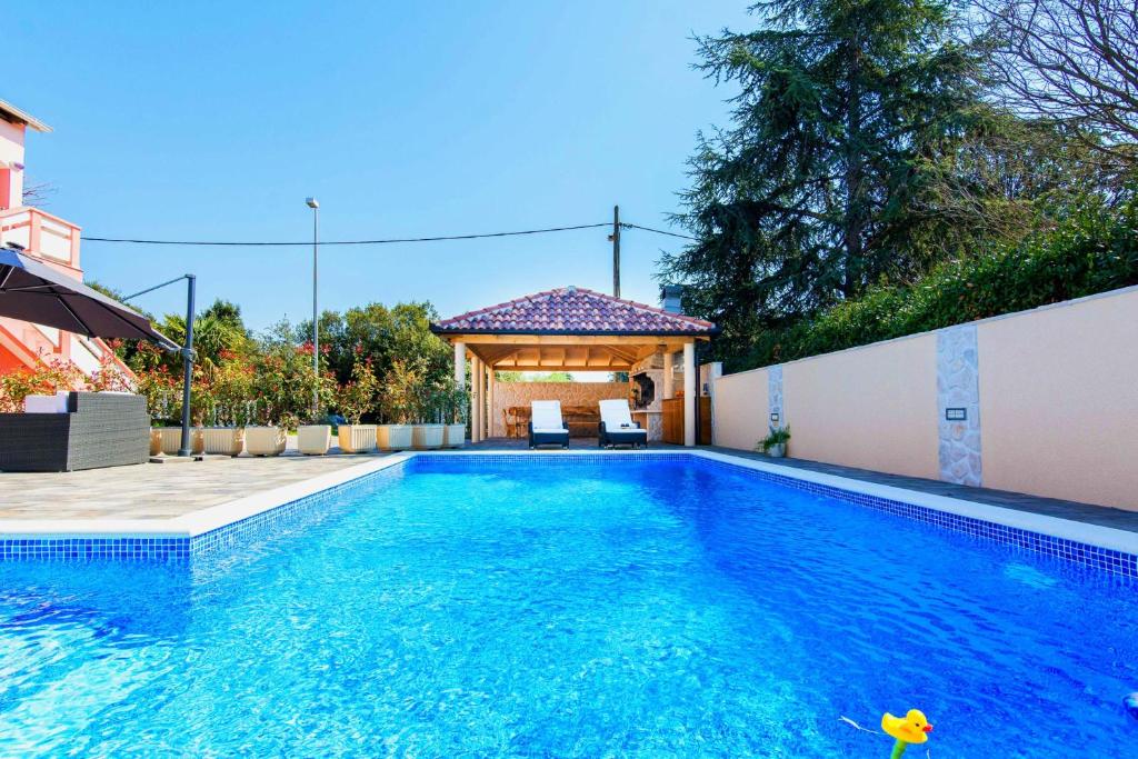 Bazén v ubytovaní Family Friendly Pool House Ana - Happy Rentals alebo v jeho blízkosti