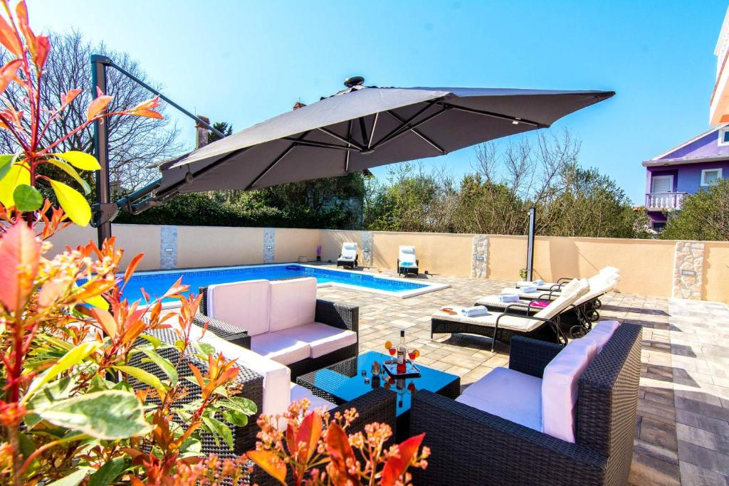 Posedenie v ubytovaní Family Friendly Pool House Ana - Happy Rentals