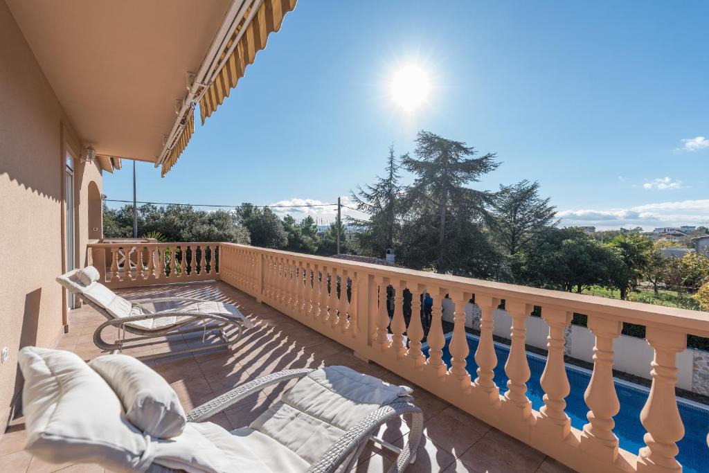 Balkón alebo terasa v ubytovaní Family Friendly Pool House Ana - Happy Rentals