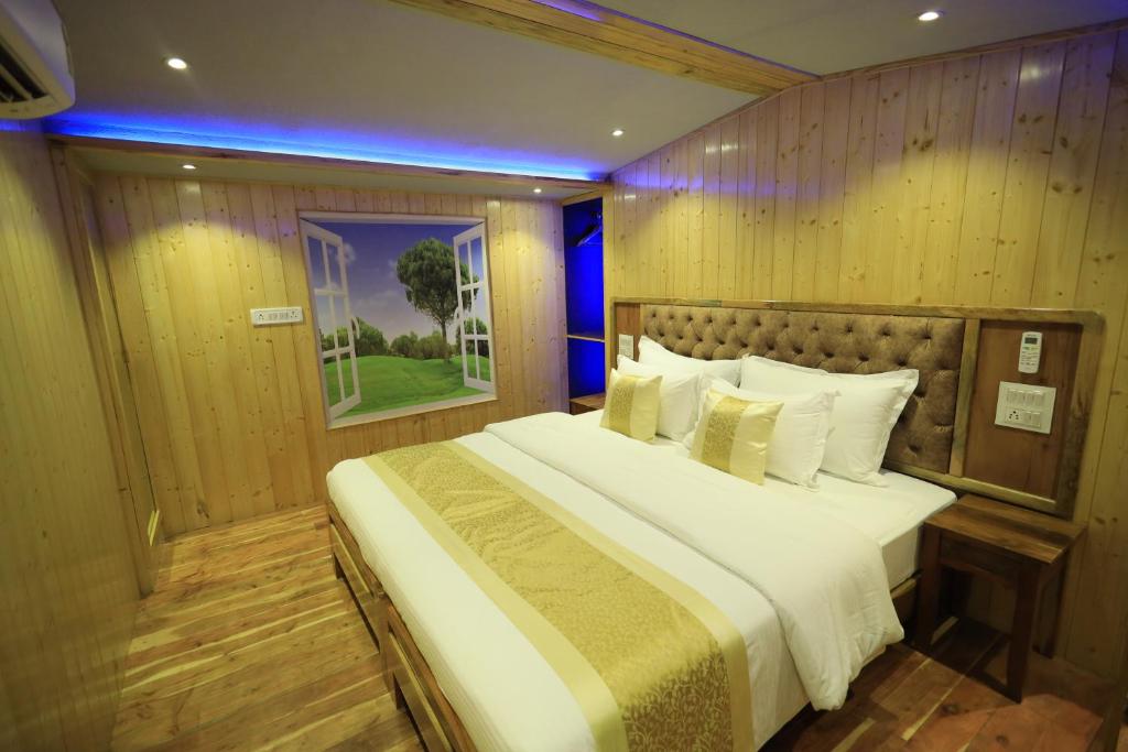 Postel nebo postele na pokoji v ubytování Amrit Van Resort