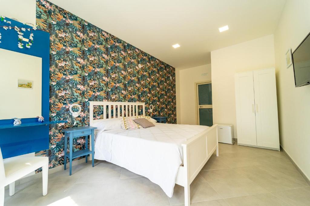 Letto o letti in una camera di Nientemale Residence Napoli