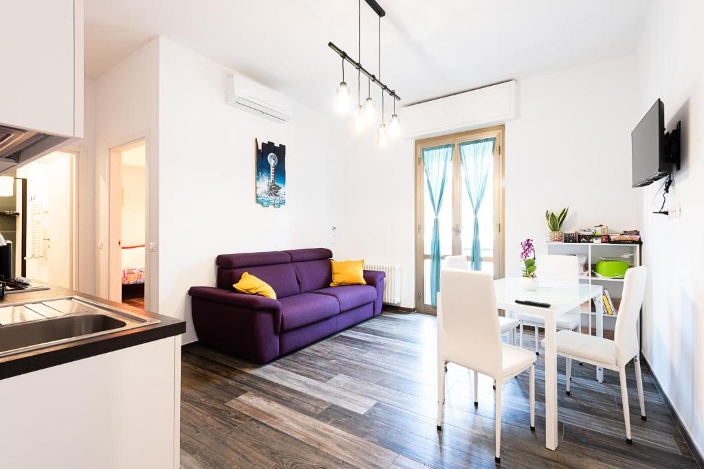 Mari Urbani في لا سبيتسيا: غرفة معيشة مع أريكة أرجوانية وطاولة