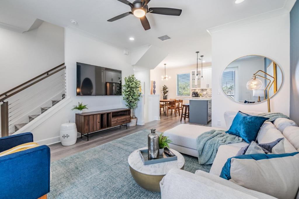 タンパにあるLuxury Stylish 3br Oasis - Downtown Tampa Retreatのソファとテレビのあるリビングルーム