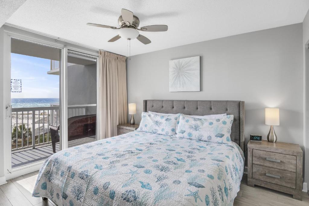 Ein Bett oder Betten in einem Zimmer der Unterkunft Pelican Beach Resort by Colasan