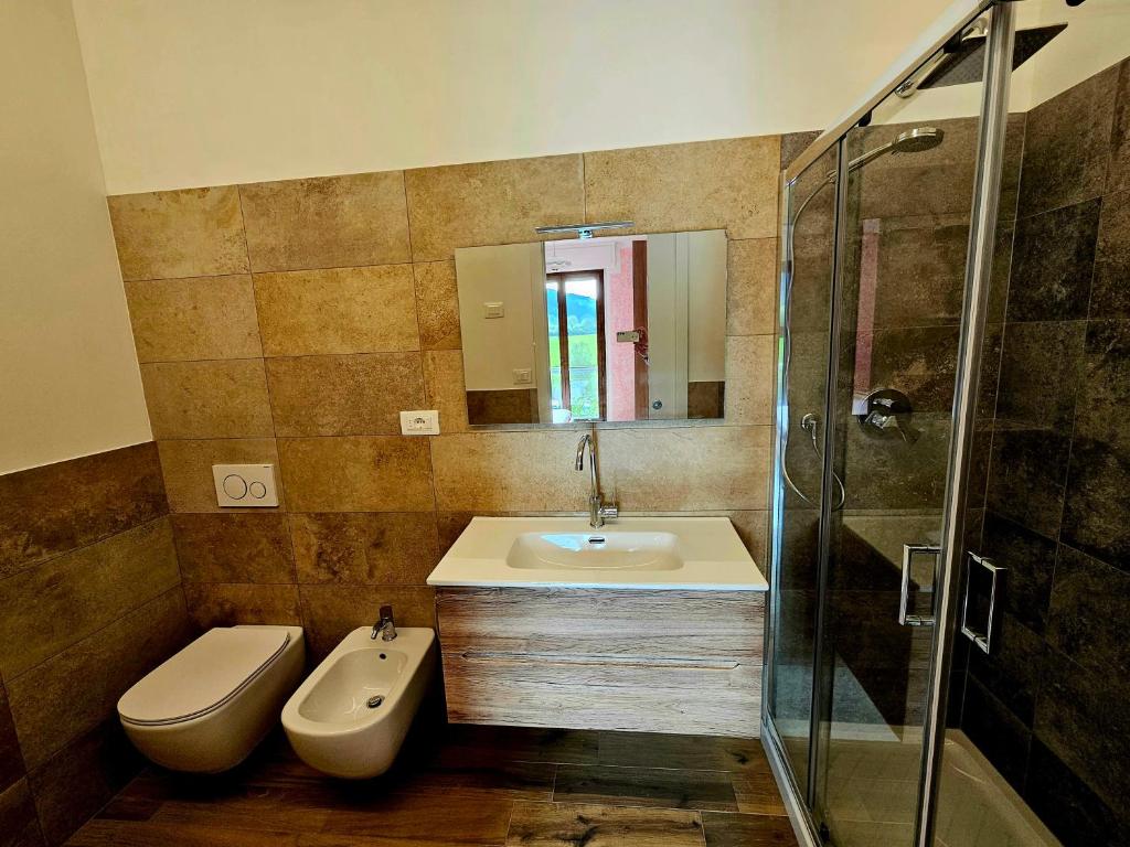 uma casa de banho com um lavatório, um WC e um chuveiro em Guest House Fantaccini em Pelago