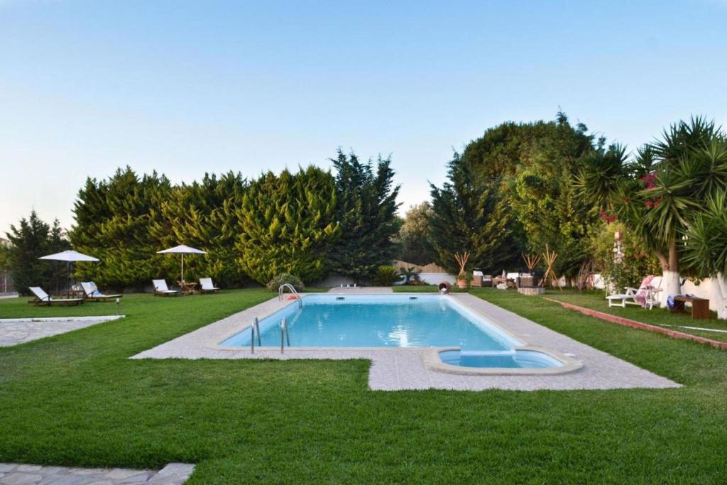 basen na środku podwórza w obiekcie Villa John Dimeon Kato Achaia With Pool - Happy Rentals w mieście Patras