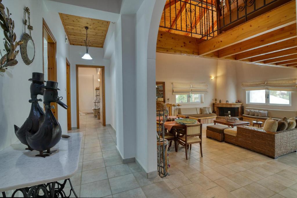 Część wypoczynkowa w obiekcie Villa John Dimeon Kato Achaia With Pool - Happy Rentals