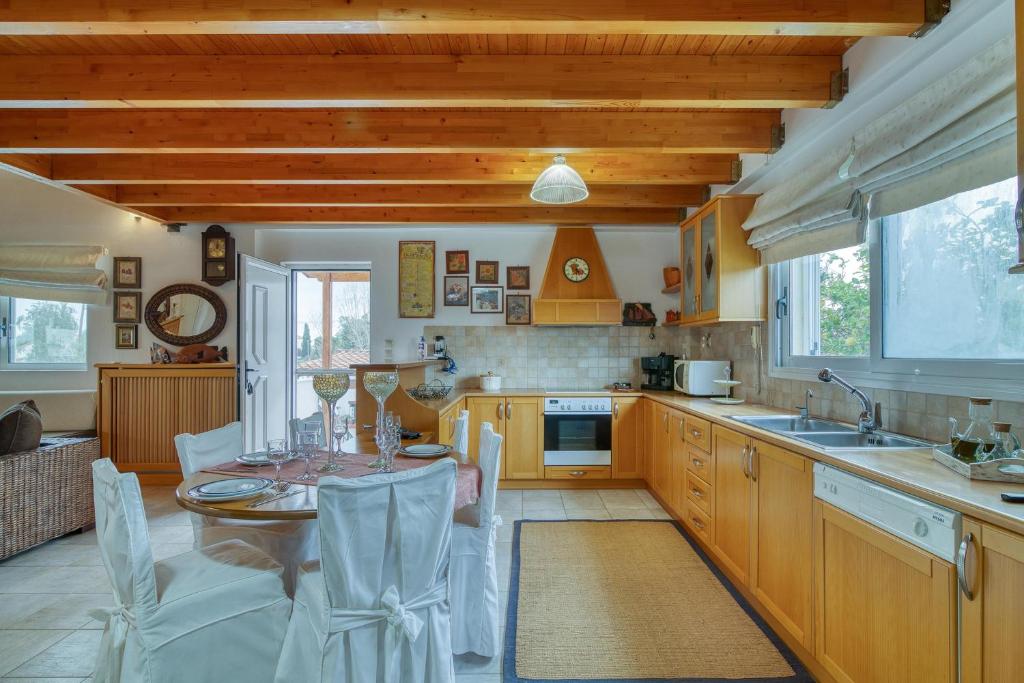Kuchnia lub aneks kuchenny w obiekcie Villa John Dimeon Kato Achaia With Pool - Happy Rentals