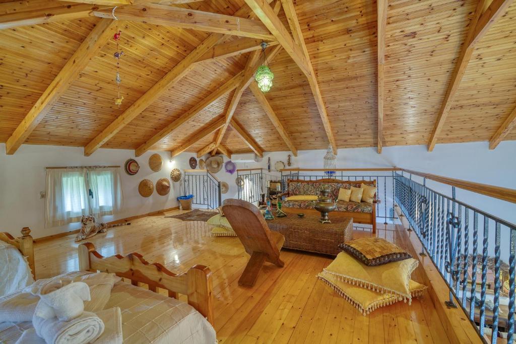 Część wypoczynkowa w obiekcie Villa John Dimeon Kato Achaia With Pool - Happy Rentals
