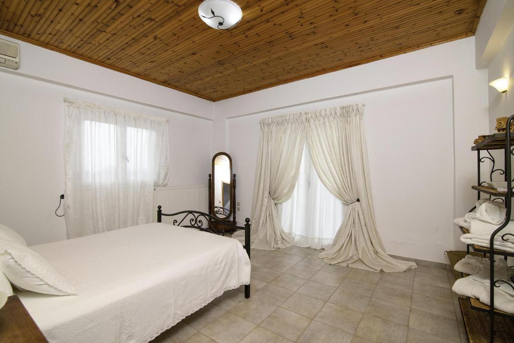 Łóżko lub łóżka w pokoju w obiekcie Villa John Dimeon Kato Achaia With Pool - Happy Rentals
