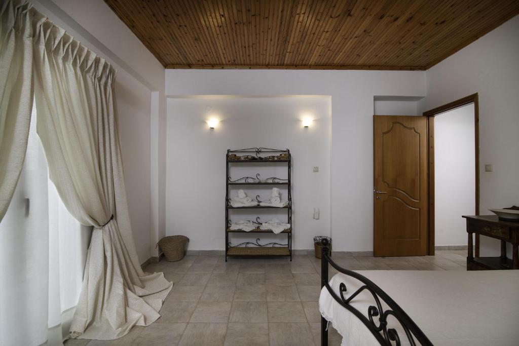 Zdjęcie z galerii obiektu Villa John Dimeon Kato Achaia With Pool - Happy Rentals w mieście Patras