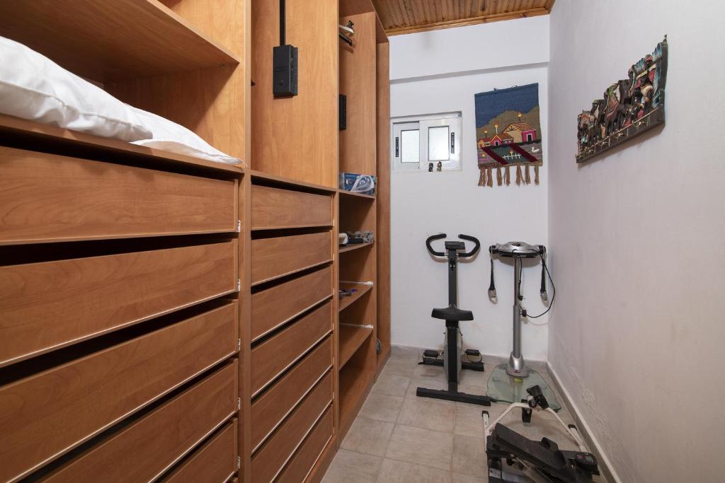 Centrum fitness w obiekcie Villa John Dimeon Kato Achaia With Pool - Happy Rentals