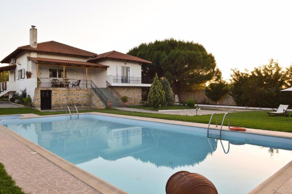 Basen w obiekcie Villa John Dimeon Kato Achaia With Pool - Happy Rentals lub w pobliżu