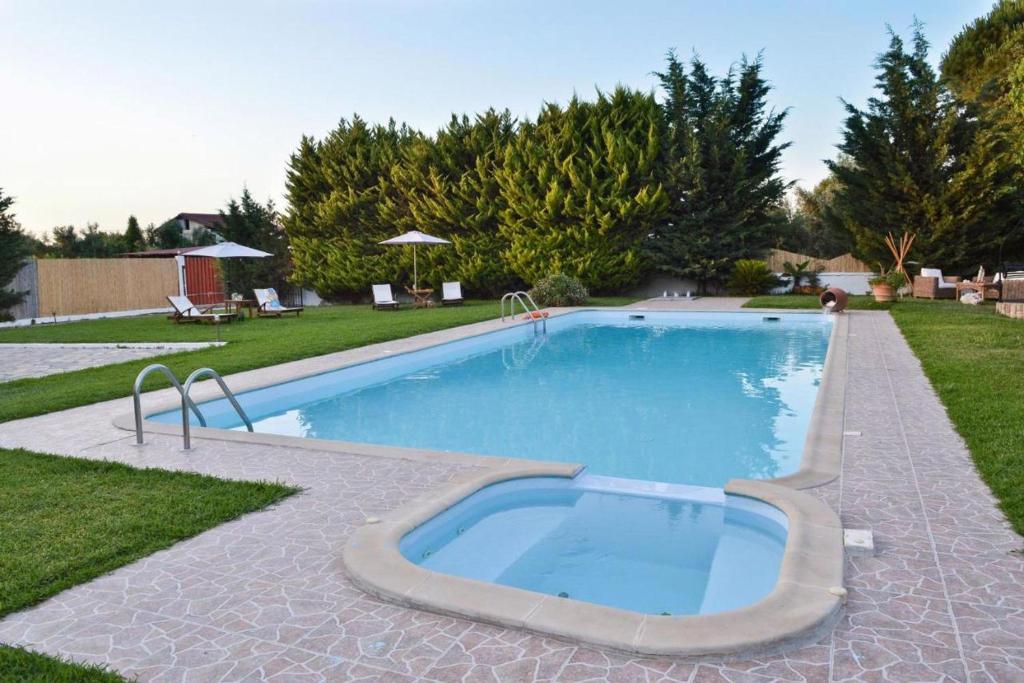 Basen w obiekcie Villa John Dimeon Kato Achaia With Pool - Happy Rentals lub w pobliżu