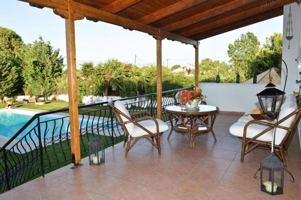 Basen w obiekcie Villa John Dimeon Kato Achaia With Pool - Happy Rentals lub w pobliżu