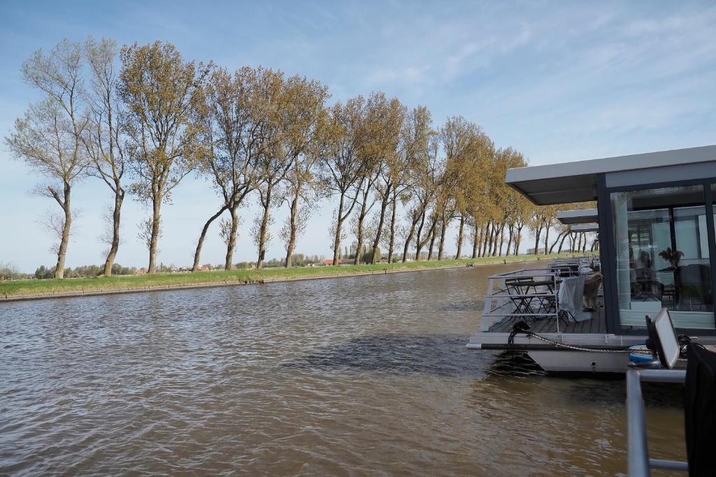 Výhled na řeku, která protéká v blízkosti ubytování na lodi