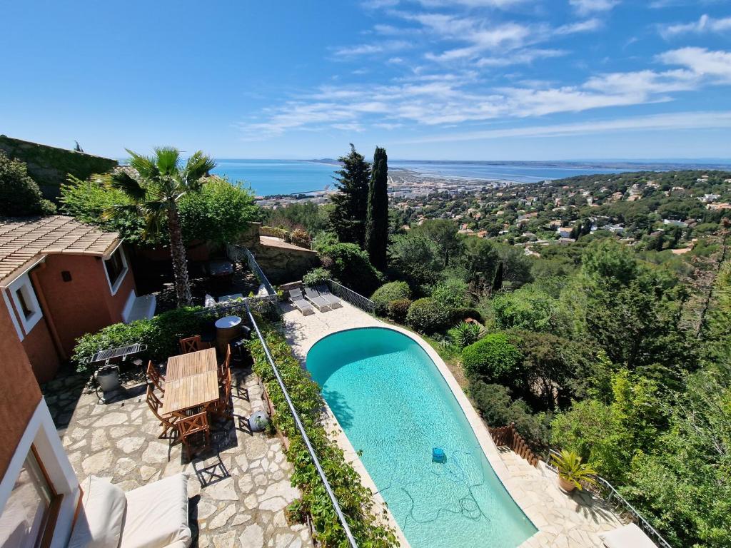 - une vue sur la piscine dans une maison dans l'établissement Villa Clarté Sète, à Sète