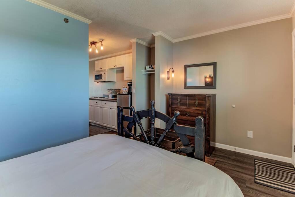 Habitación con cama y cocina en Kraken's Den * Oceanview * Steps to ocean * Pool, en Carolina Beach