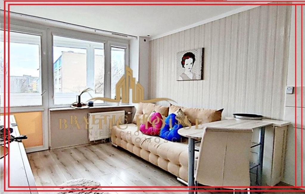 a living room with a couch and a table at Apartament 1 pokój prywatny z prywatną łazienką Gdańsk 1000 m do plaży 2,5 km do Sopotu in Gdańsk