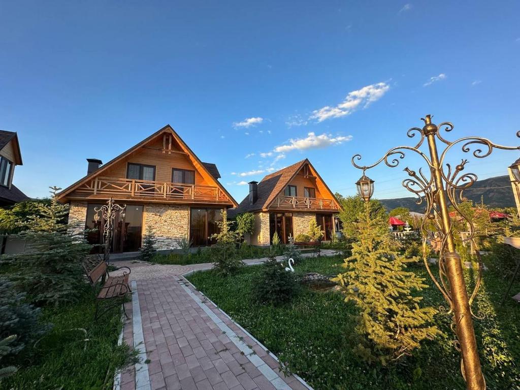 Fotografie z fotogalerie ubytování Cottages in Garni-Geghard v destinaci Goghtʼ