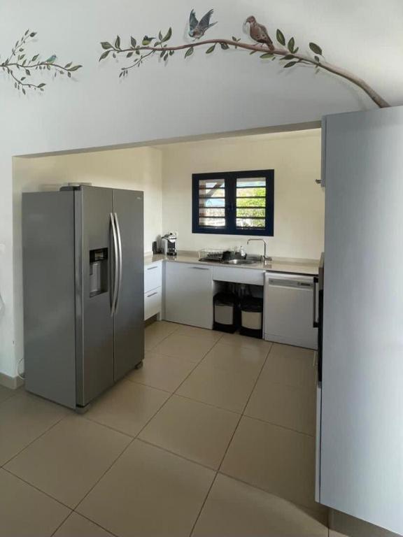 Kuchyň nebo kuchyňský kout v ubytování Villa Stone pour 8 personnes, piscine chauffée 5 euros par jour, accès PMR, 5 étoiles