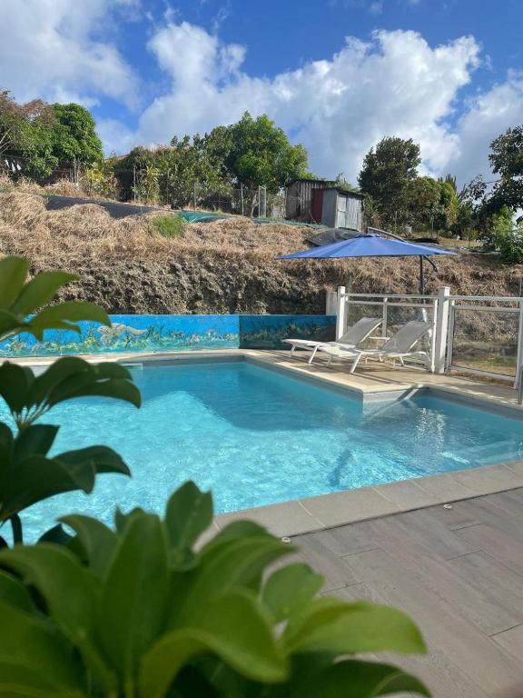 Bazén v ubytování Villa Stone pour 8 personnes, piscine chauffée 5 euros par jour, accès PMR, 5 étoiles nebo v jeho okolí