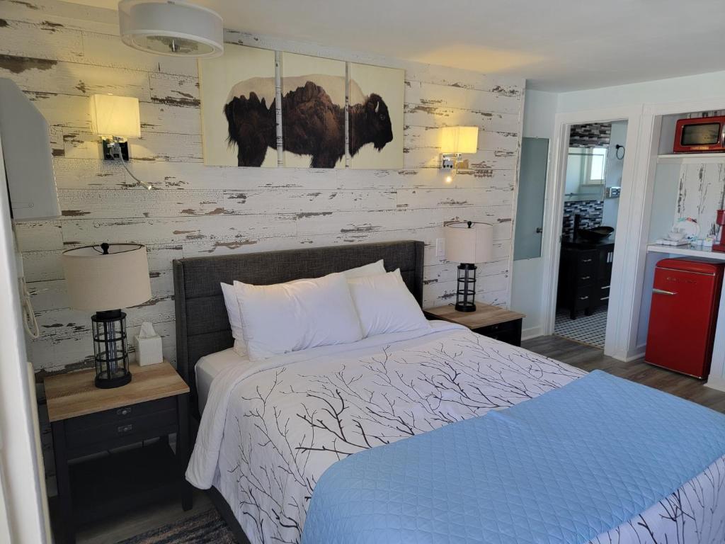 1 dormitorio con 1 cama y 2 mesas con lámparas en Silver Ridge Lodge, en Salida