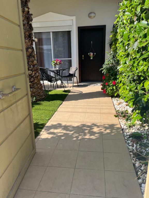 einen Gehweg, der zur Tür eines Hauses führt in der Unterkunft Elegant Glyfada Apartment-private Garden-Near METRO in Athen