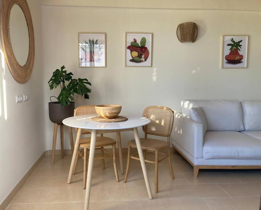 sala de estar con mesa y sofá en Apartamento La Mimosa, en San Agustín